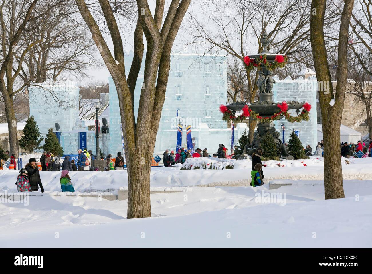 Canada, Québec, province de Québec en hiver, le Carnaval de Québec, le palais de glace devant le Parlement et la Fontaine de Tourny Banque D'Images