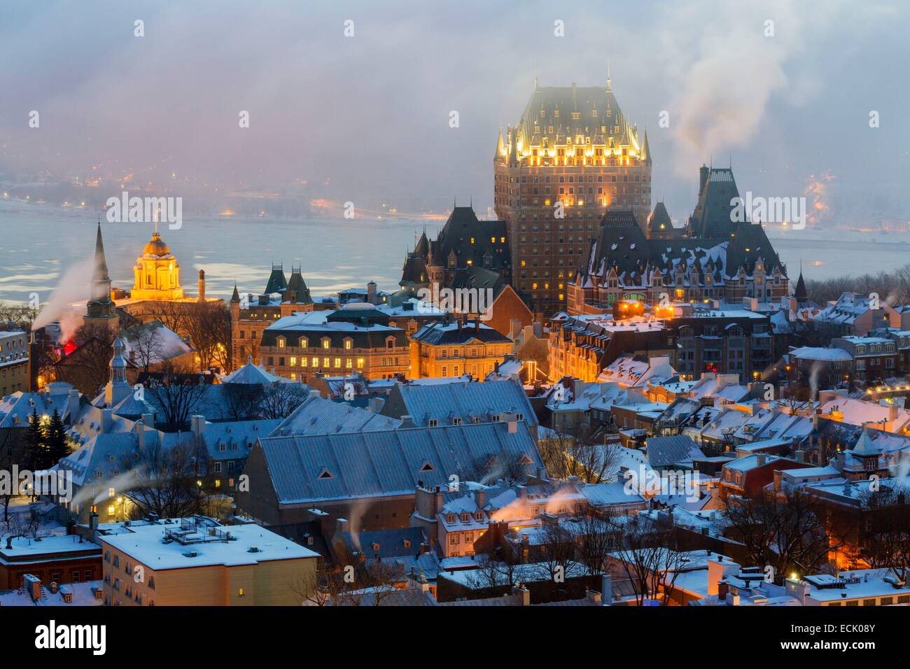 Canada, Québec, province de Québec en hiver, la haute-ville du Vieux-québec déclarée Patrimoine Mondial par l'UNESCO, le lever du soleil dans le brouillard d'hiver Banque D'Images