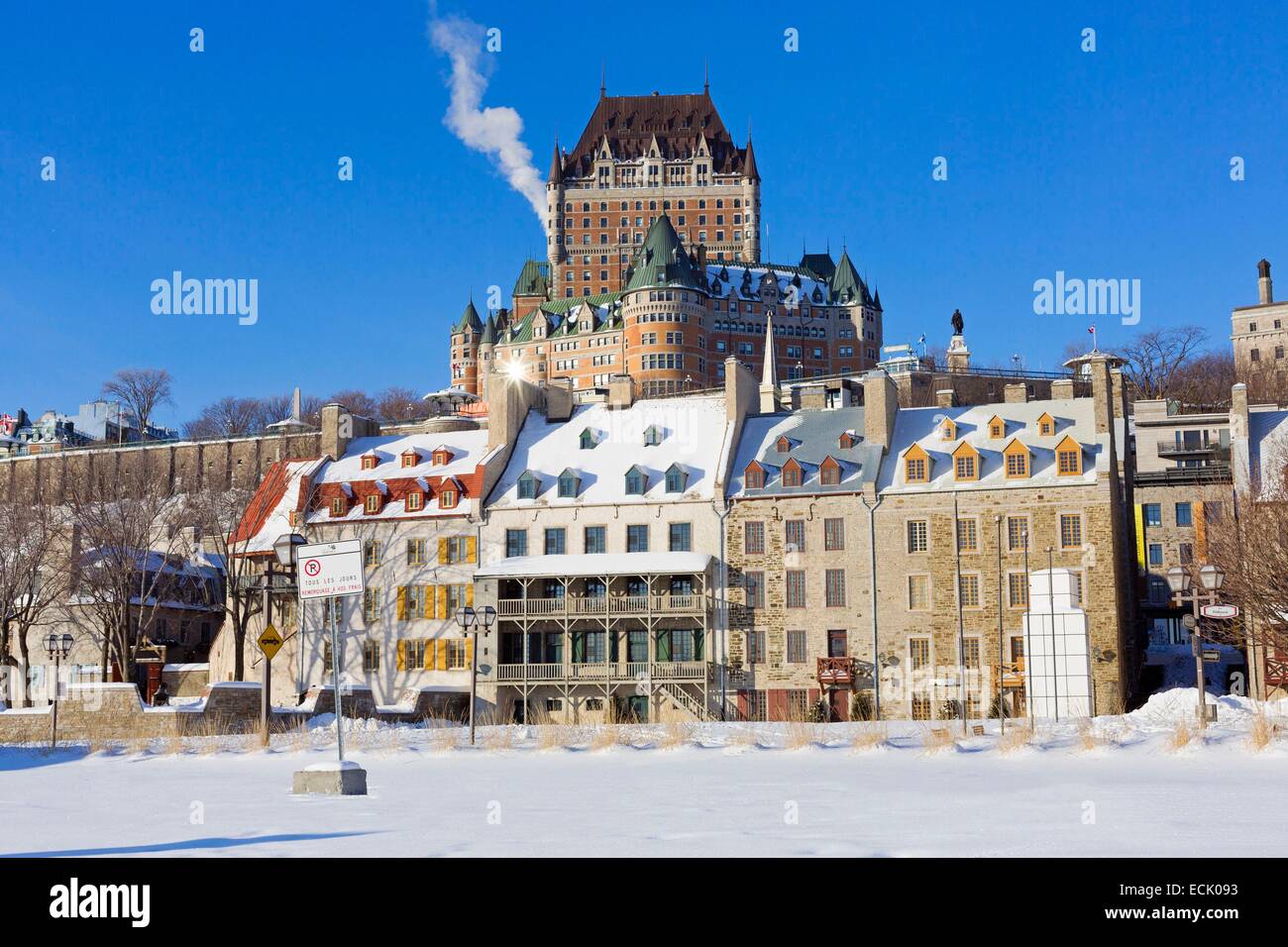 Canada, Québec, province de Québec en hiver, du Vieux Québec déclarée Patrimoine Mondial par l'UNESCO, la ville basse, le Quartier Petit-Champlain et le Château Frontenac, art contemporain sculpture, par l'artiste français Jean-Pierre Raynaud intitulé Dialogue avec l'histo Banque D'Images