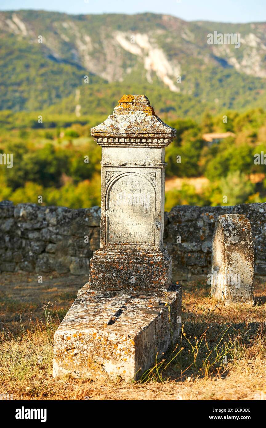 La France, Vaucluse, Le Parc Naturel Régional du Luberon (Parc Naturel Régional du Luberon), Ménerbes, étiqueté Les Plus Beaux Villages de France (Les Plus Beaux Villages de France), cimetière médiéval Banque D'Images