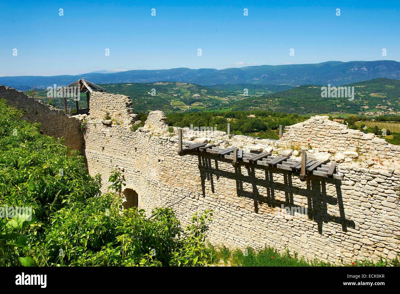 La France, Vaucluse, Le Parc Naturel Régional du Luberon (Parc Naturel Régional du Luberon), Saignon, murs du château Banque D'Images