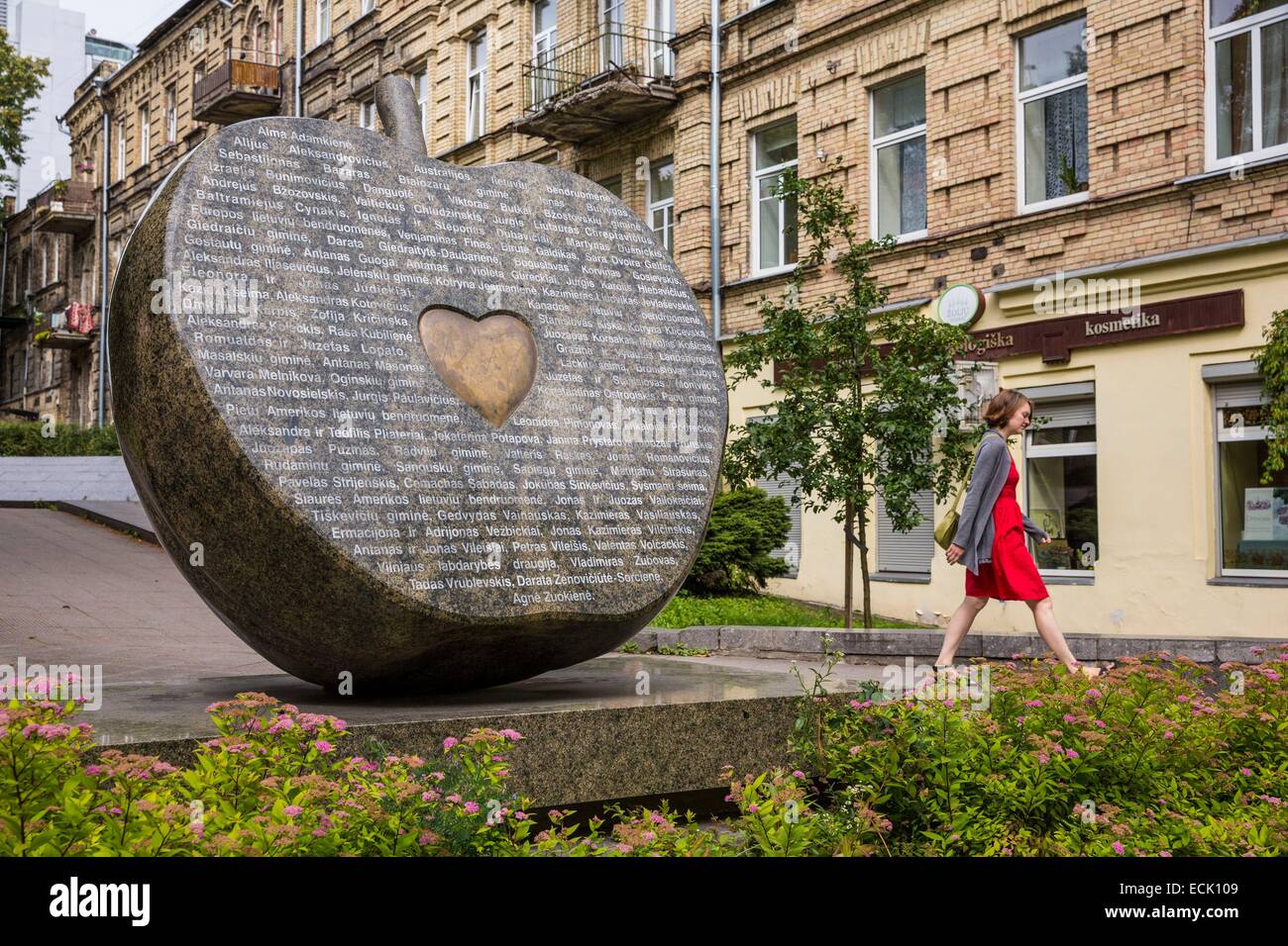 La Lituanie (pays baltes), Vilnius, cette sculpture d'apple est dédié à la bonté, la générosité et l'aide, c'est gravé avec plus de 80 noms de famille de Lituaniens qui ont été remarquables et sont engagées dans la charité et le travail social. Les noms : Lithua historique Banque D'Images