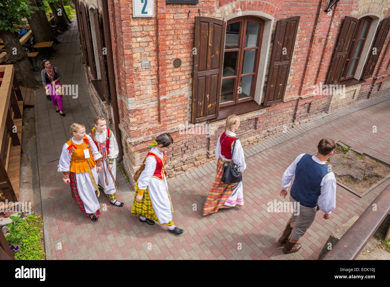 La Lituanie (pays baltes), Vilnius, le district d'Uzupis, personnages habillés à l'occasion de la fête de la chanson Banque D'Images