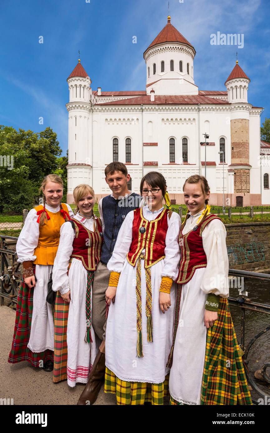 La Lituanie (pays baltes), Vilnius, le district d'Uzupis, personnages habillés à l'occasion de la fête de la chanter avec une vue sur l'église baroque Saint Pierre-le-Saint-Paul et du centre historique, classé au Patrimoine Mondial par l'UNESCO Banque D'Images