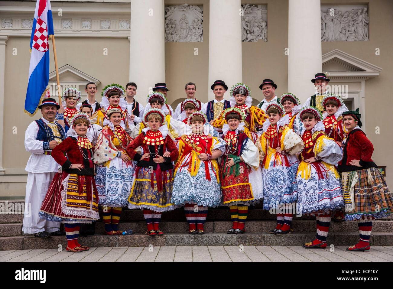 La Lituanie (pays baltes), Vilnius, centre historique, classé au Patrimoine Mondial par l'UNESCO, le groupe folklorique grecque à l'occasion de la fête de couronnement du roi Mindaugas et de la partie de la chanson qui pose pour la photo souvenir avec le bas Saint Stan Banque D'Images