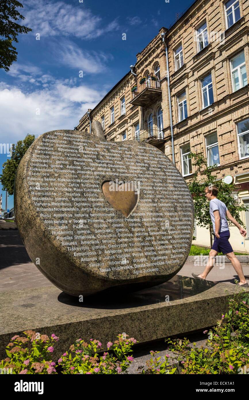 La Lituanie (pays baltes), Vilnius, cette sculpture d'apple est dédié à la bonté, la générosité et l'aide, c'est gravé avec plus de 80 noms de famille de Lituaniens qui ont été remarquables et sont engagées dans la charité et le travail social. Les noms : Lithua historique Banque D'Images