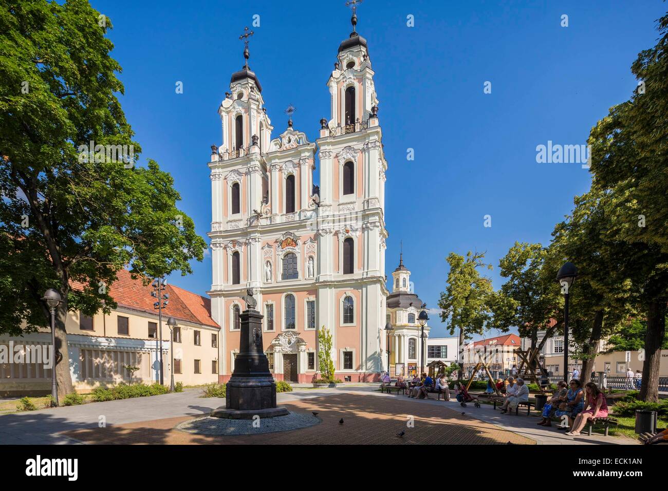 La Lituanie (pays baltes), Vilnius, centre historique classé au Patrimoine Mondial de l'UNESCO, l'église Baroque St Catherine transformé en salle de concert et théâtre, Vilniaus Gatve Banque D'Images