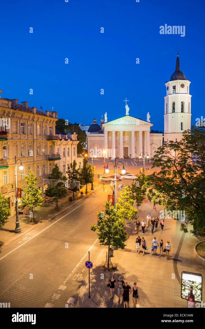 La Lituanie (pays baltes), Vilnius, centre historique classé au Patrimoine Mondial par l'UNESCO, de l'avenue Gedimino avec vue sur la tour de l'horloge en face de la cathédrale de Saint Stanislas, Katedros aikste Banque D'Images