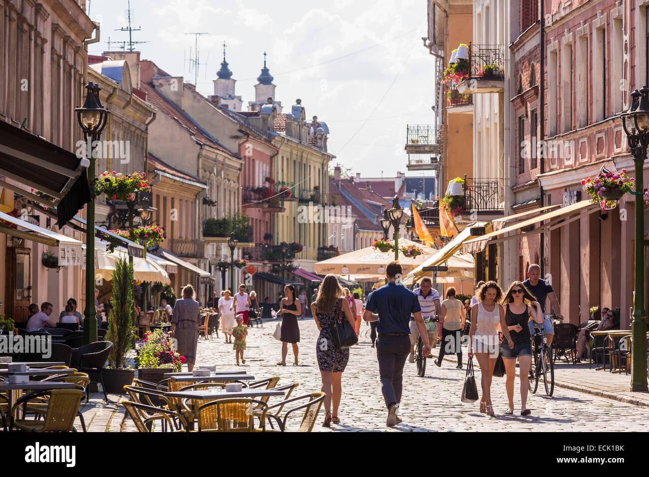 La Lituanie (pays baltes), comté de Kaunas, Kaunas, Vilniaus gatve, rue piétonne du centre-ville avec une vue sur les clochers de l'église des Jésuites Saint François Xavier, de la vieille ville Banque D'Images