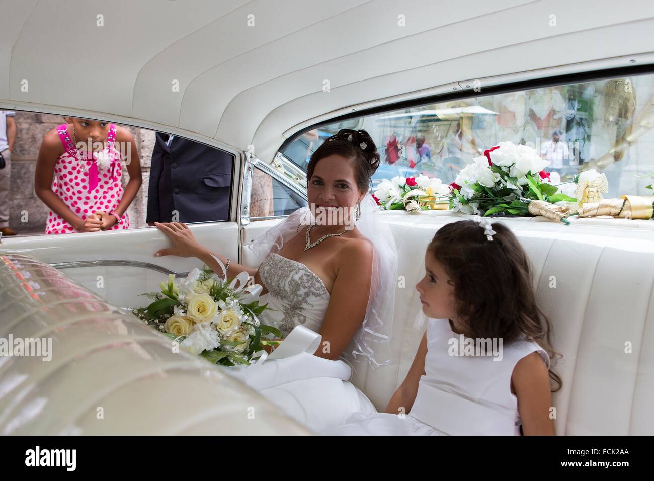 Cuba, La Havane, Centro Habana, nouvelle mariée assis dans une voiture américaine en face de l'hôtel Palacio de Matrimonios sur le Paseo del Prado Banque D'Images