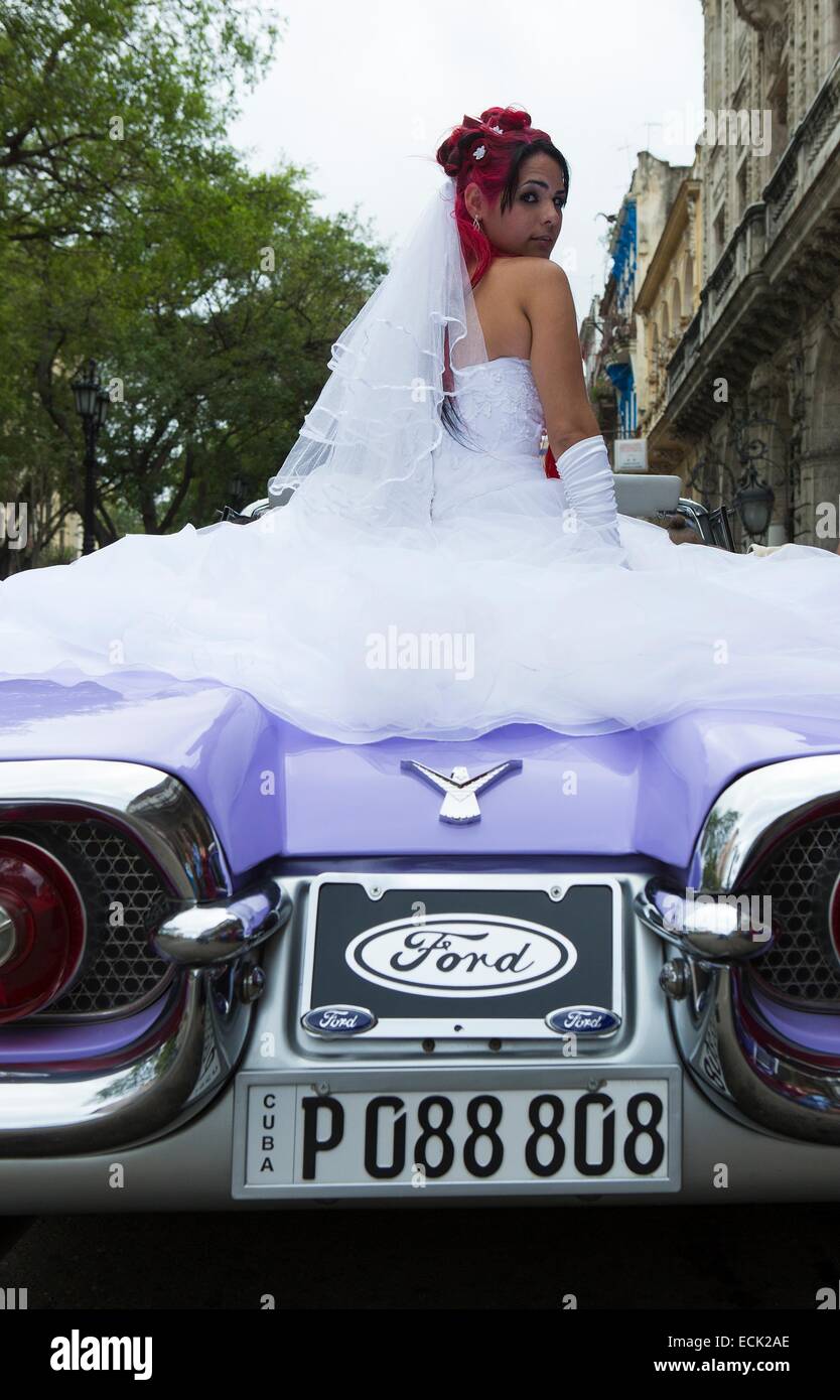 Cuba, La Havane, Centro Habana, nouvelle mariée assis dans une voiture américaine en face de l'hôtel Palacio de Matrimonios sur le Paseo del Prado Banque D'Images