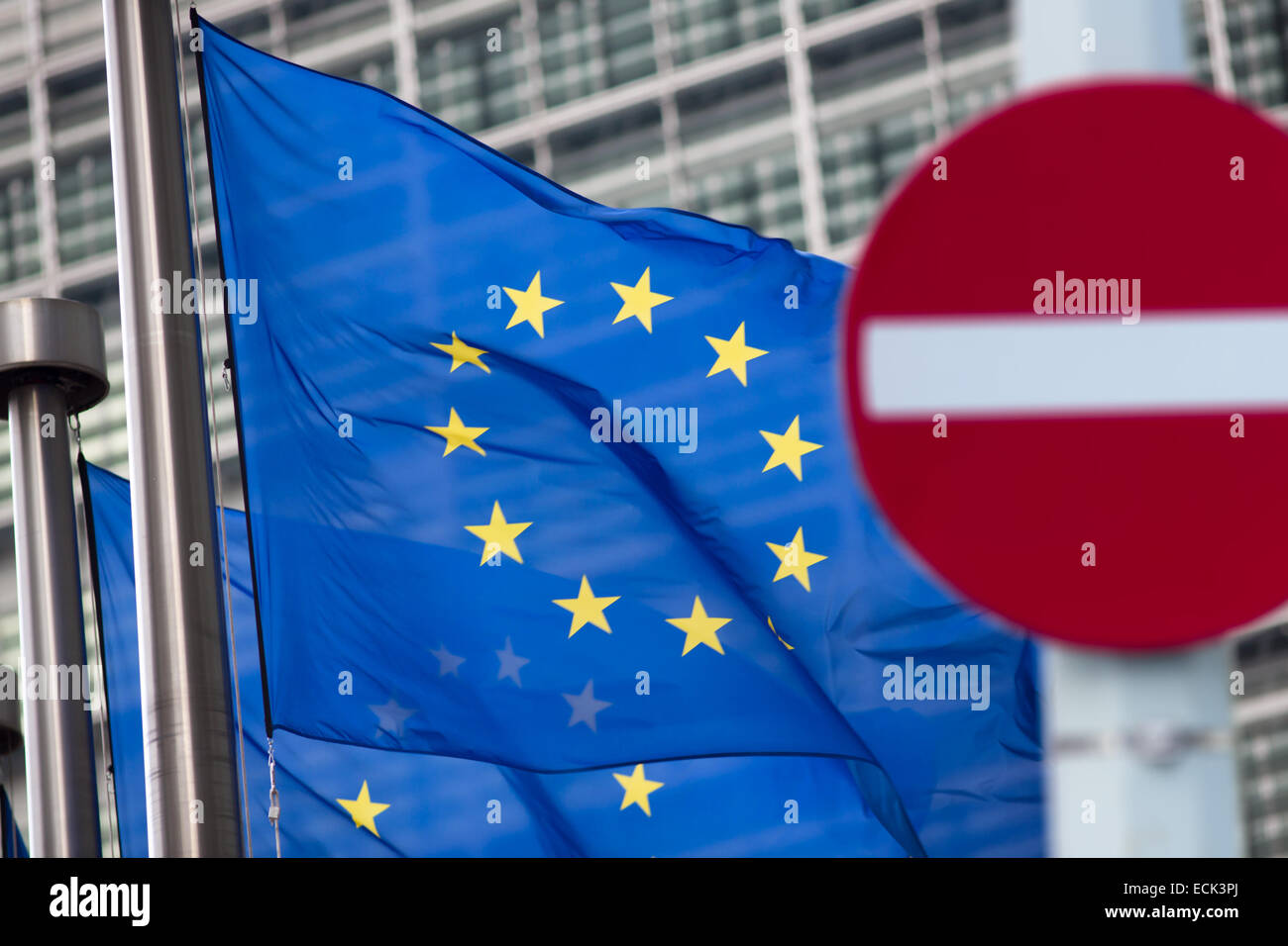 La Russie de sanctions. 'Pas d'entrée' signe devant les drapeaux de la Commission européenne. Banque D'Images