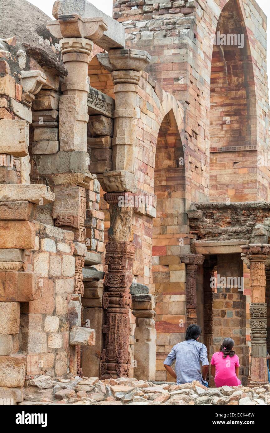 L'Inde, New Delhi, Qutb Minar complex inscrite au Patrimoine Mondial de l'UNESCO par l'UNESCO, de la Madrasa début 13ème siècle Banque D'Images