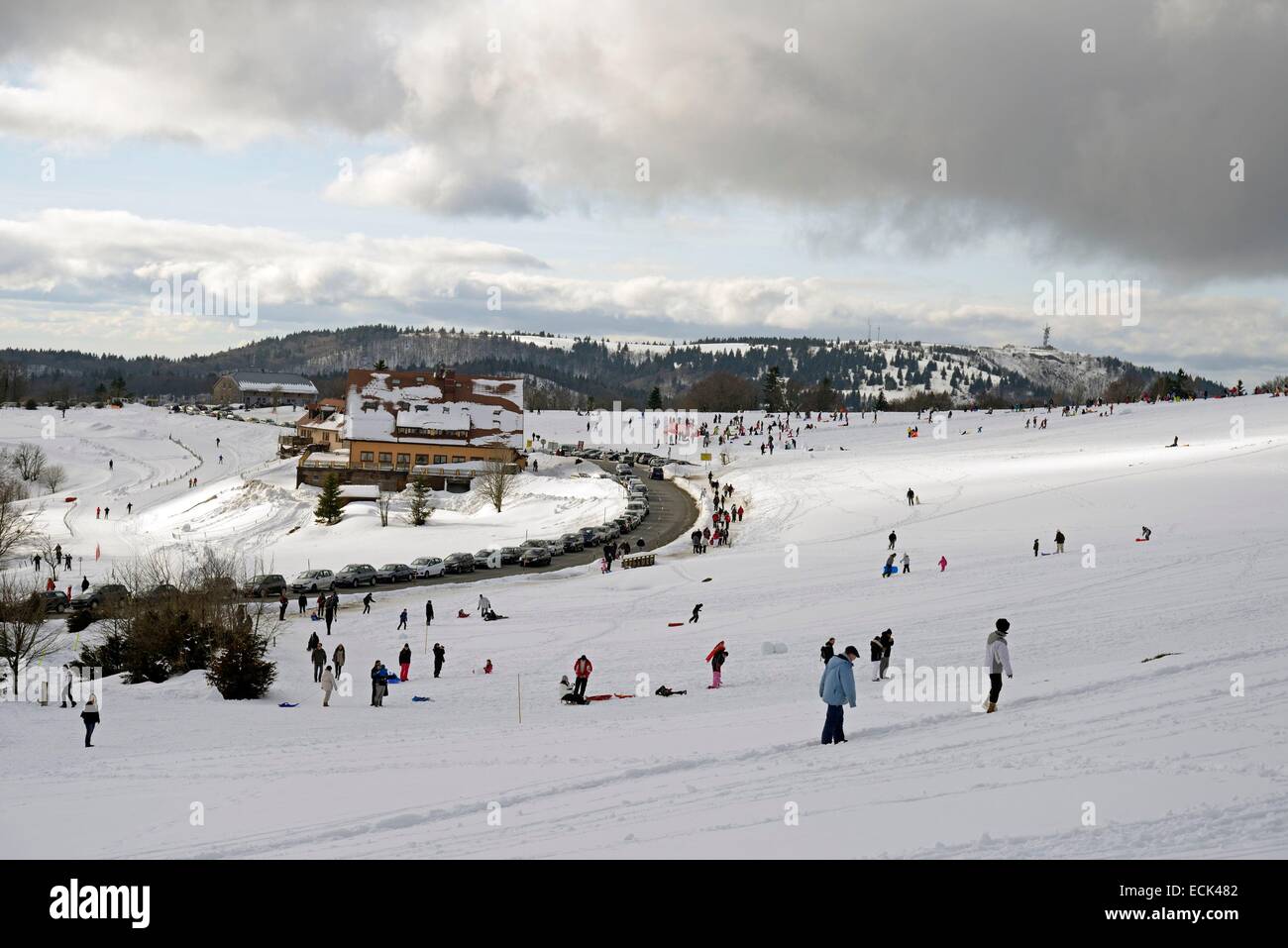 La France, Territoire de Belfort, massif des Vosges, ballon d'Alsace, les activités de loisirs d'hiver sur le sommet enneigé à 1200 mètres Banque D'Images