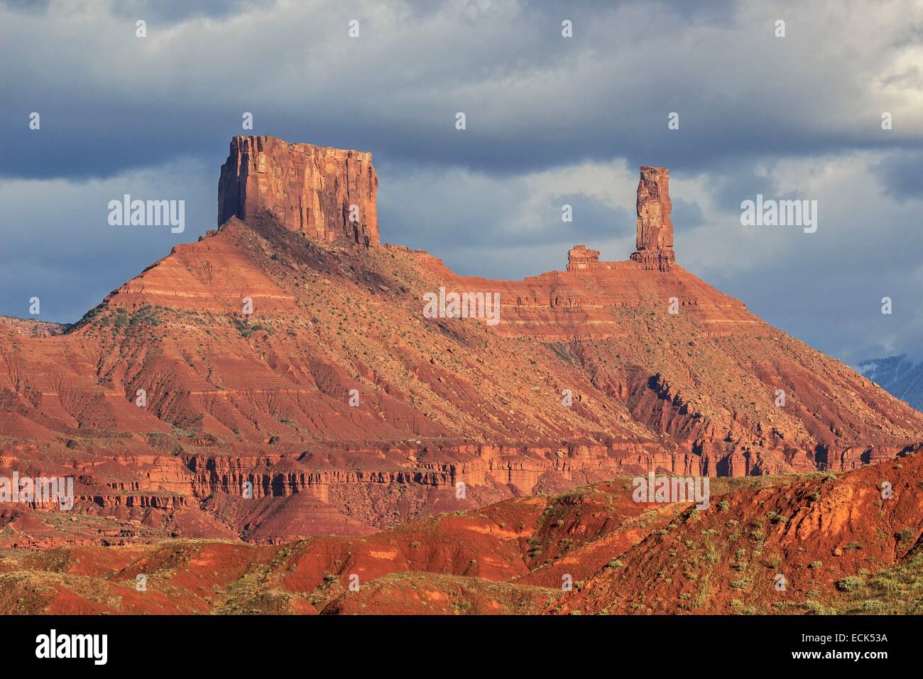 United States, Utah, Colorado Plateau, Castle Valley à l'est de Moab, Castletown Tower (à droite) et le presbytère (à gauche), la Tour de Castletown est mondialement connu pour ses voies d'escalade rock classique, dont le plus célèbre est le Kor-Ingalls dans l'itinéraire Banque D'Images