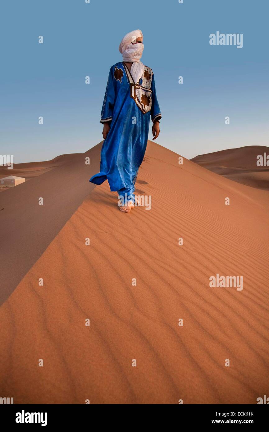 Le Maroc, Grand Sud, Chigaga Dunes, l'homme touareg Banque D'Images