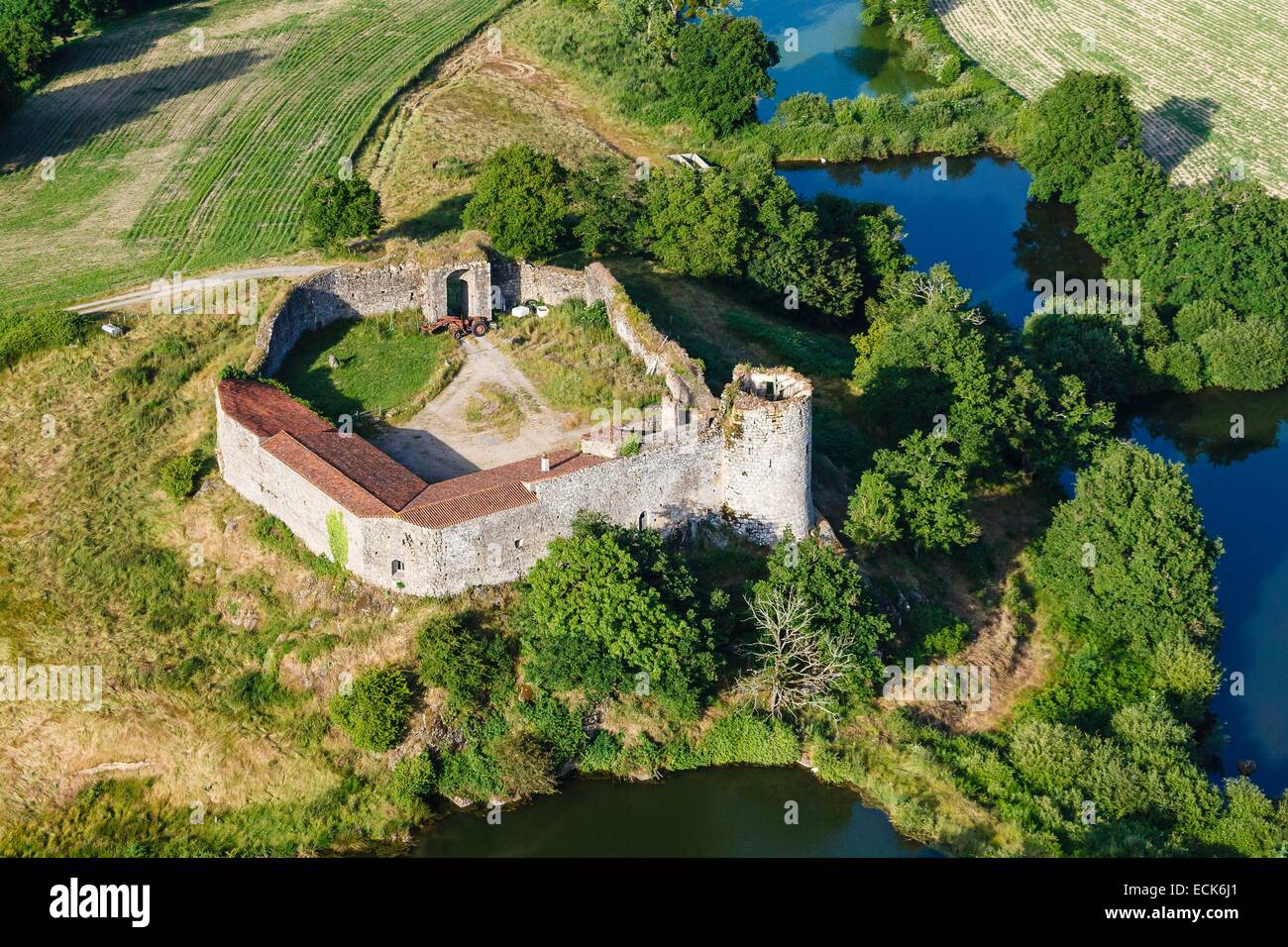 En France, deux Sevres, La Chapelle Saint Laurent Chateau des Mothes, (vue aérienne) Banque D'Images