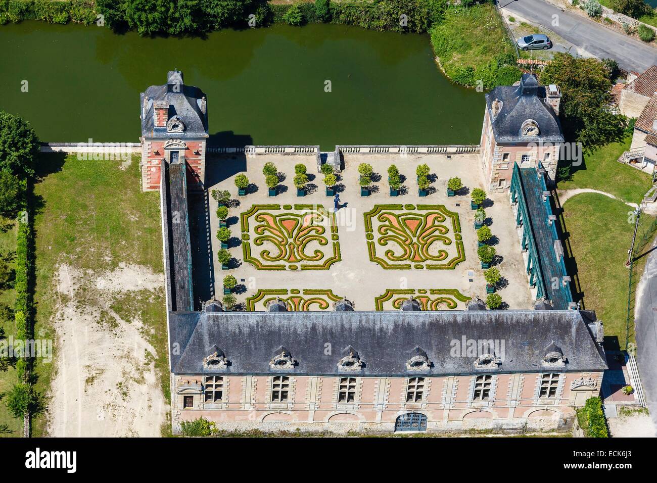 En France, deux Sevres, La Mothe Saint Heray, l'Orangerie (vue aérienne