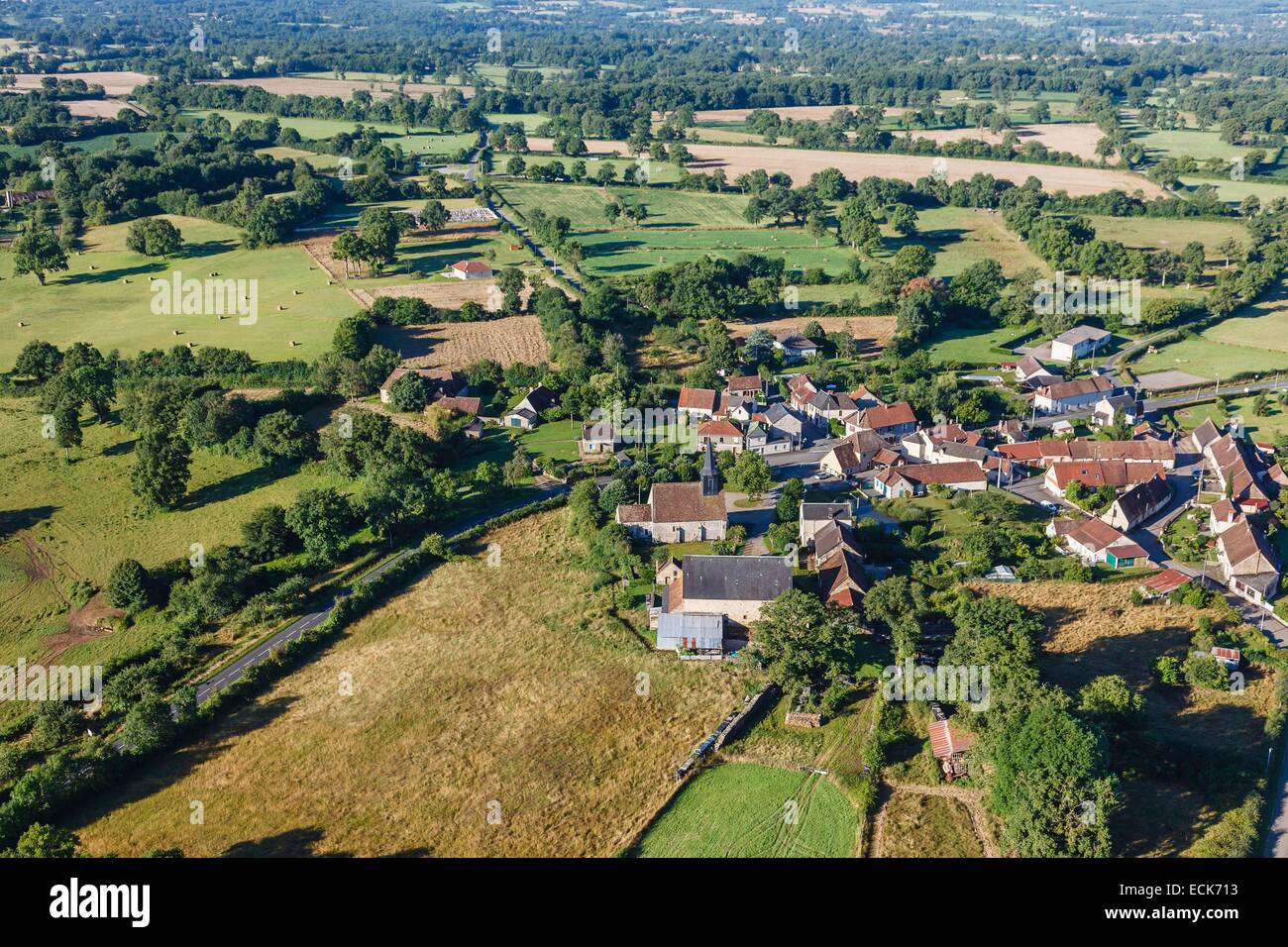 France, Indre, Tilly, le village (vue aérienne) Banque D'Images