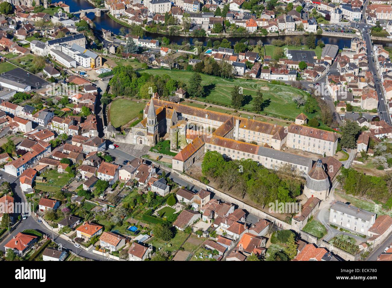 France, Vienne, Montmorillon, la ville, le vieux pont et le monastère (vue aérienne) Banque D'Images