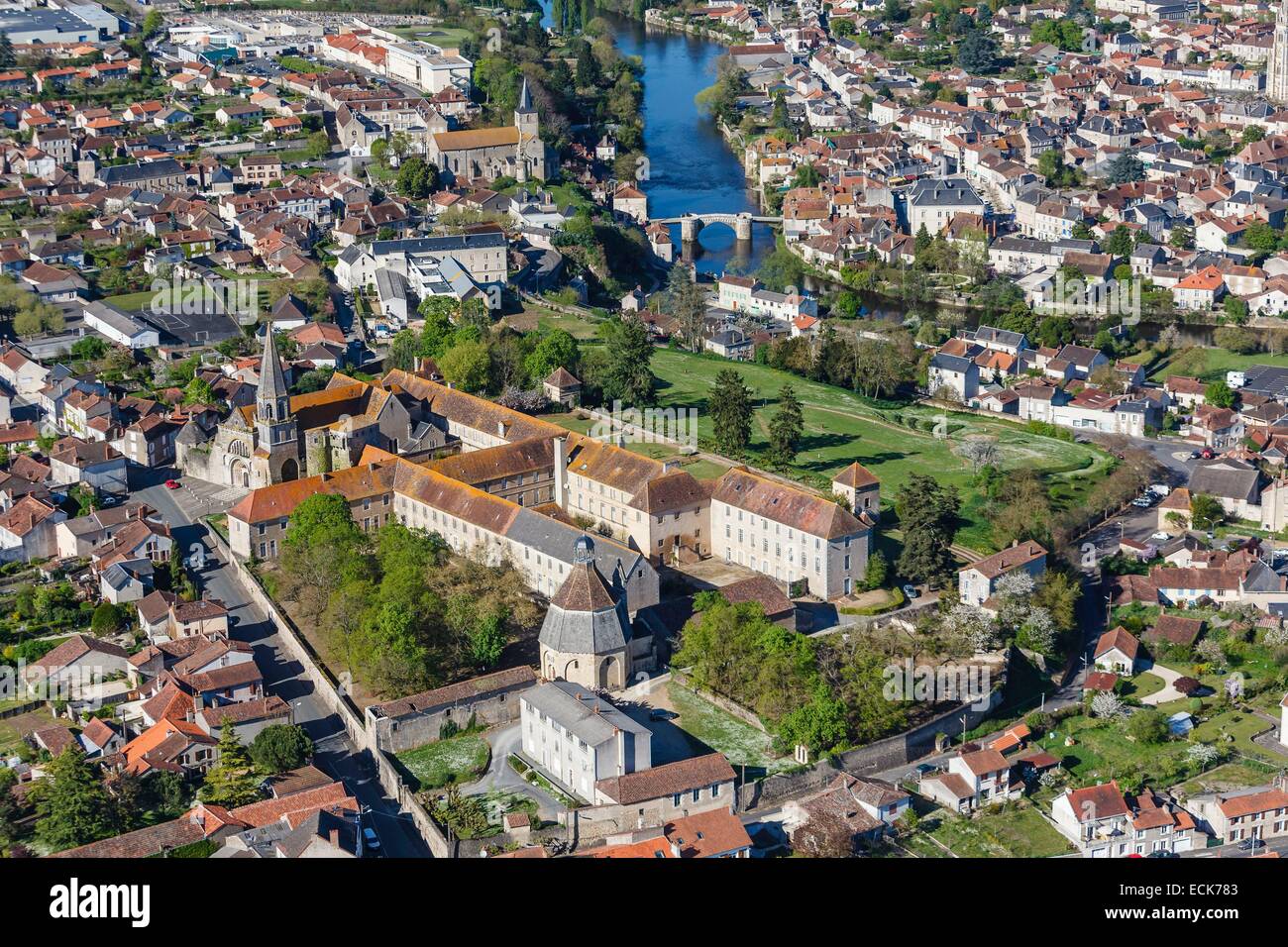 France, Vienne, Montmorillon, la ville, le vieux pont et le monastère (vue aérienne) Banque D'Images