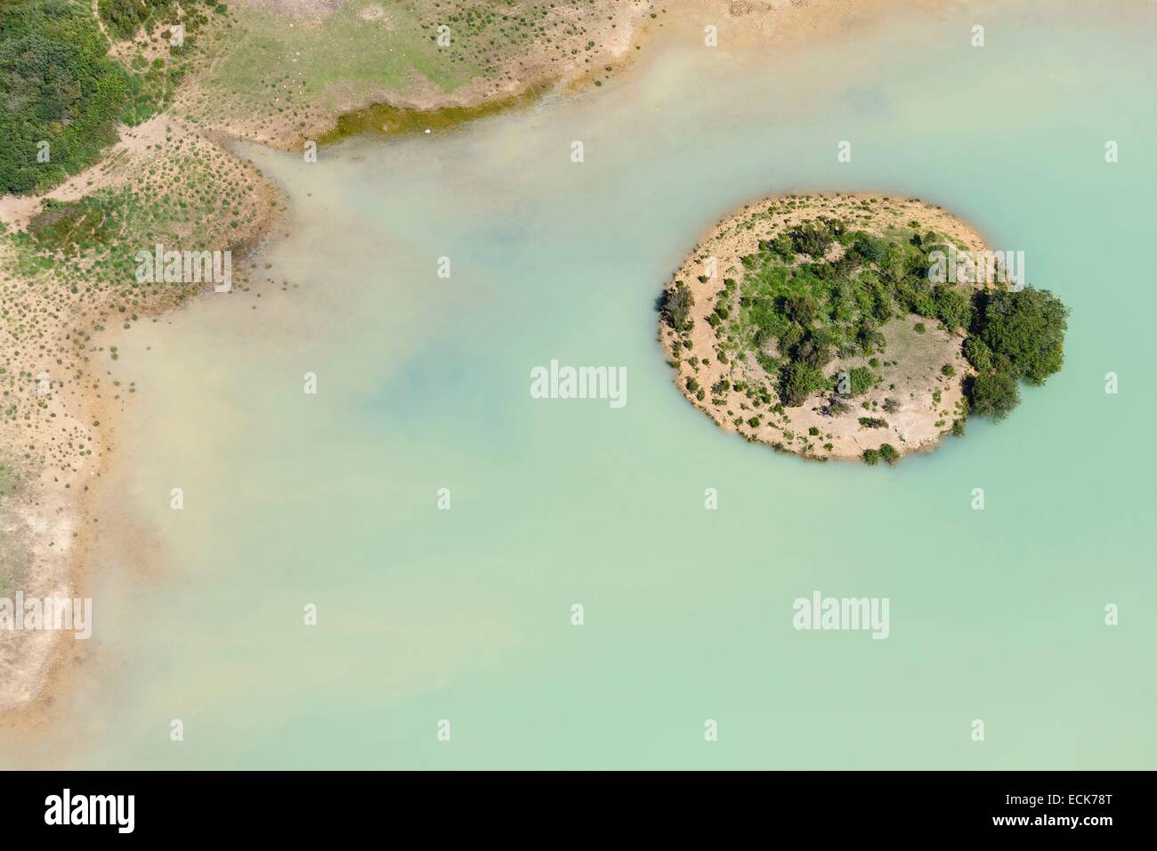 France, Vienne, Saint Laurent de Jourdes, petite île sur un étang (vue aérienne) Banque D'Images