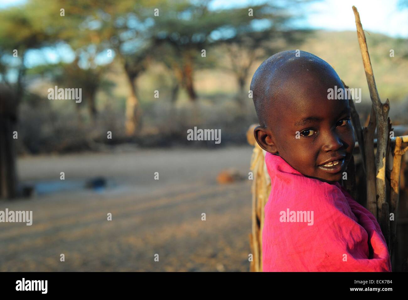 Kenya, Laikipia, Il Ngwesi, smiling girl in traditinal Manyatta village Banque D'Images