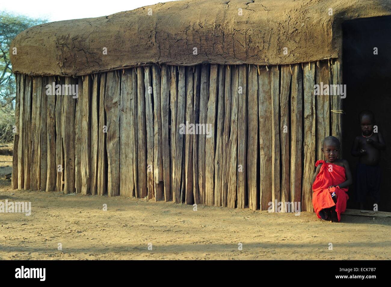 Kenya, Laikipia, Il Ngwesi, Smiling Children dans traditinal Manyatta village en face de hut Banque D'Images