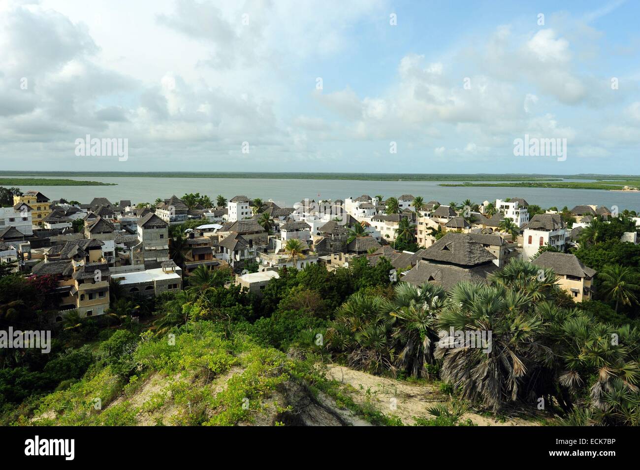 Le Kenya, l'archipel de Lamu, Lamu, Shela, vue sur la ville et de la plage Banque D'Images