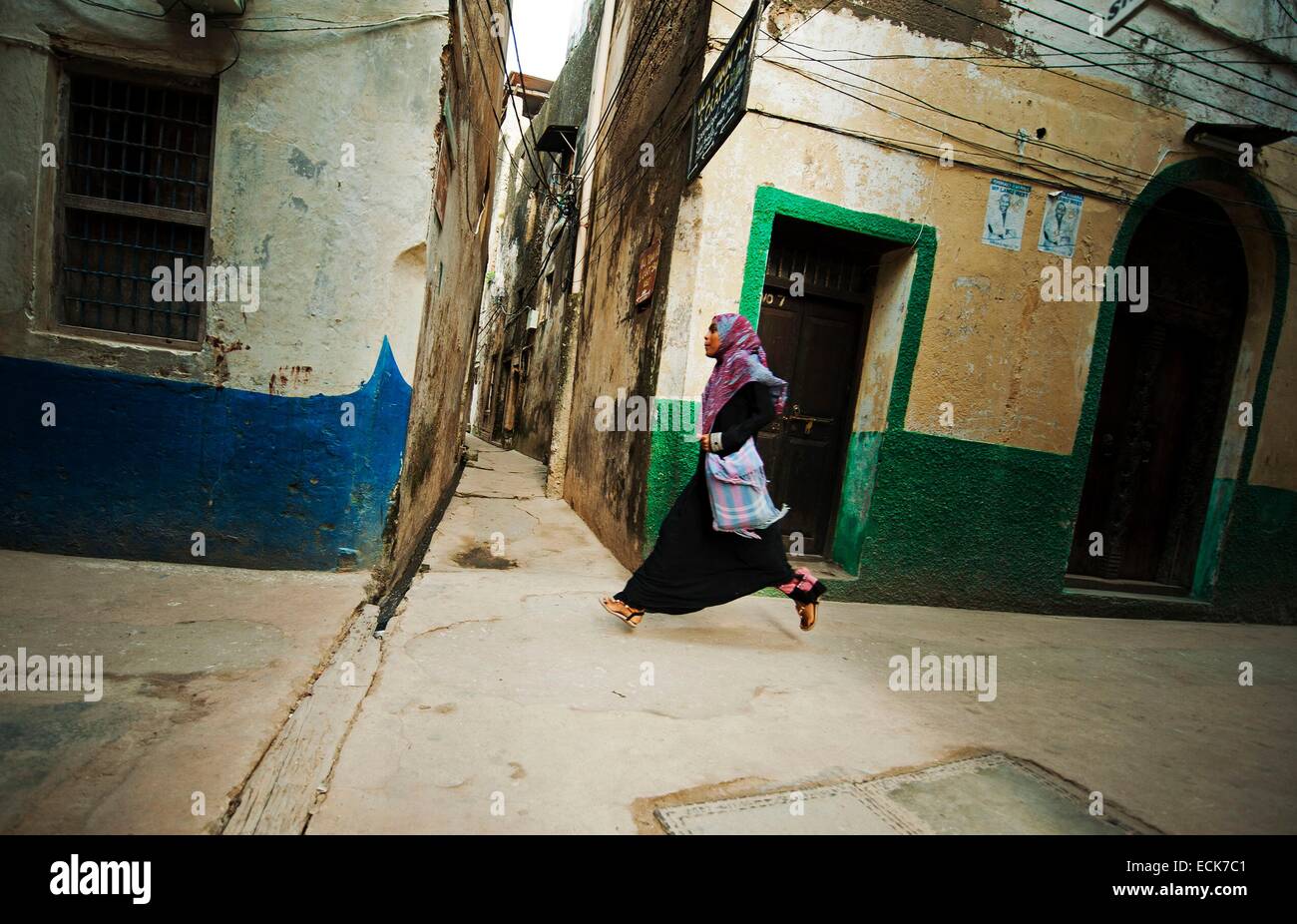 Le Kenya, l'archipel de Lamu, Lamu, couvert de femmes qui traversent les rues étroites Banque D'Images