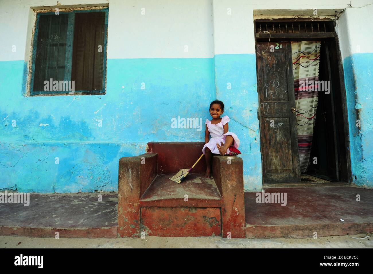 Le Kenya, l'archipel de Lamu, Lamu, little girl in front of house Banque D'Images