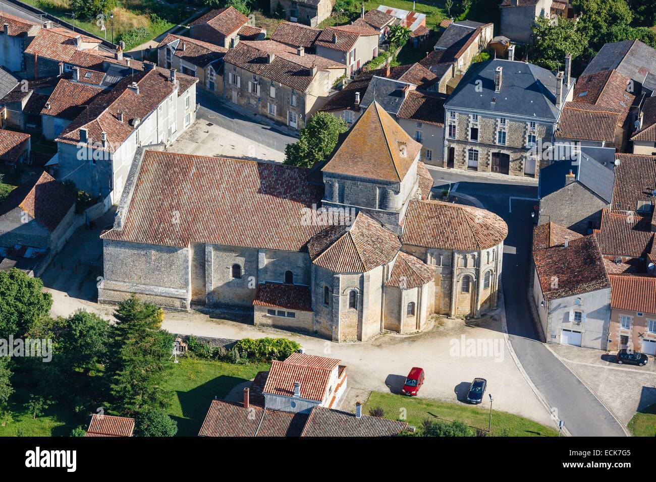 France, Vienne, Saint Maurice la Clouere, l'église (vue aérienne) Banque D'Images