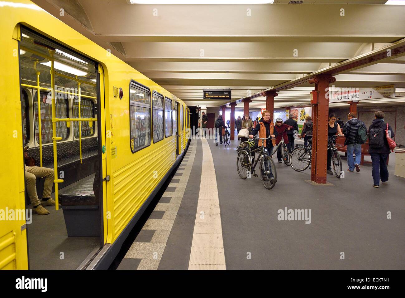 Allemagne, Berlin, U Bahn, à la station de métro Senefelderplatz Banque D'Images