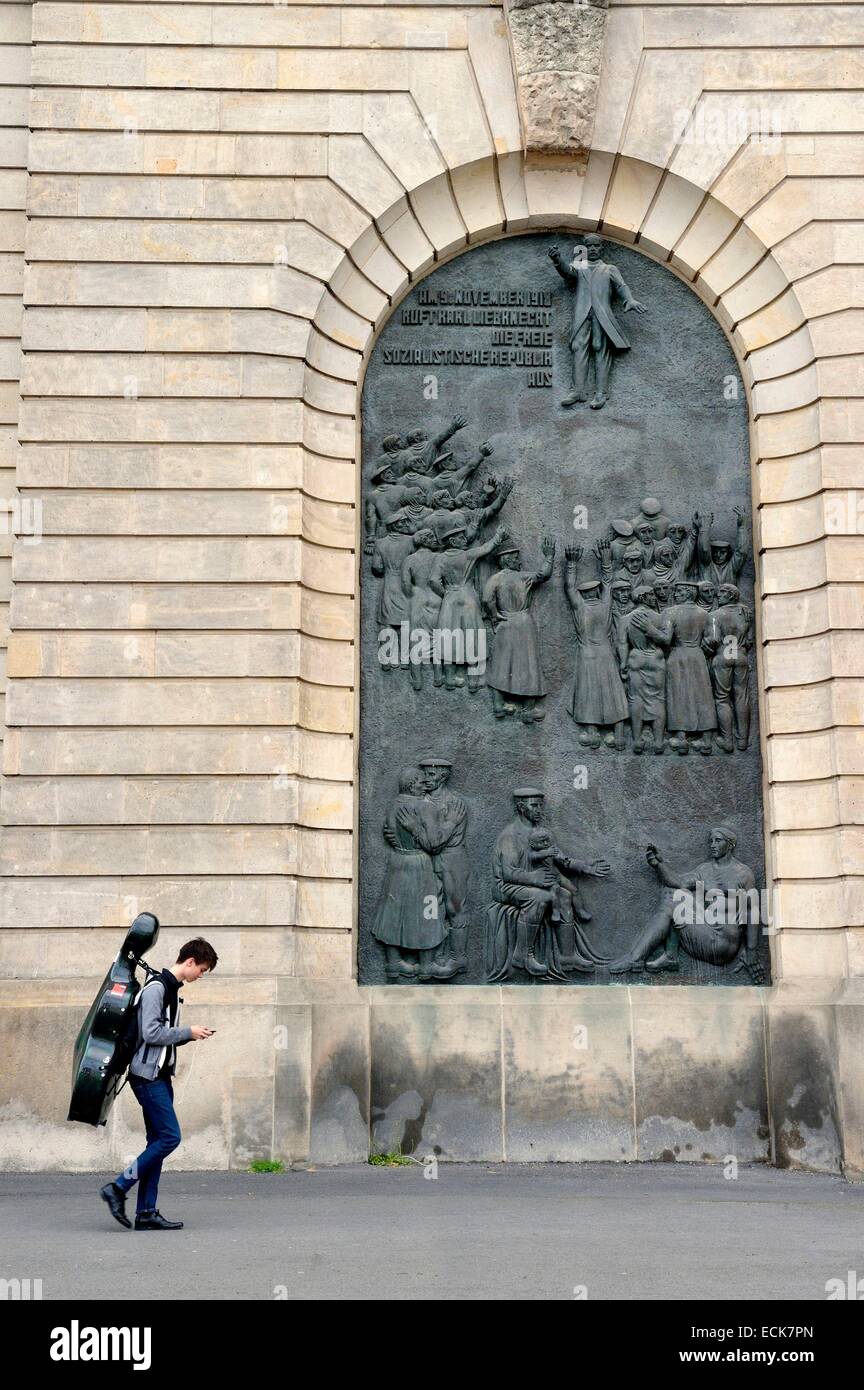 Allemagne, Berlin, révolutionnaire relief sur les murs de la Hochschule fⁿr Musik Hanns Eisler Hanns Eisler (collège ou école de musique) Banque D'Images