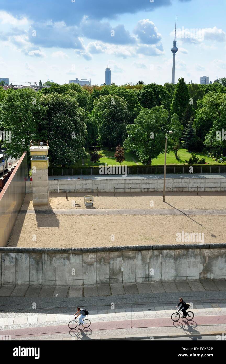 Allemagne, Berlin, Bernauer Strasse, Mémorial du Mur de Berlin (Berliner Mauer) GedenkstΣtte, dernier tronçon du Mur de Berlin encore préservée dans son intégralité avec le mur intérieur, la passerelle, la watchtower, pylônes d'éclairage, le no man's land, le signal Banque D'Images