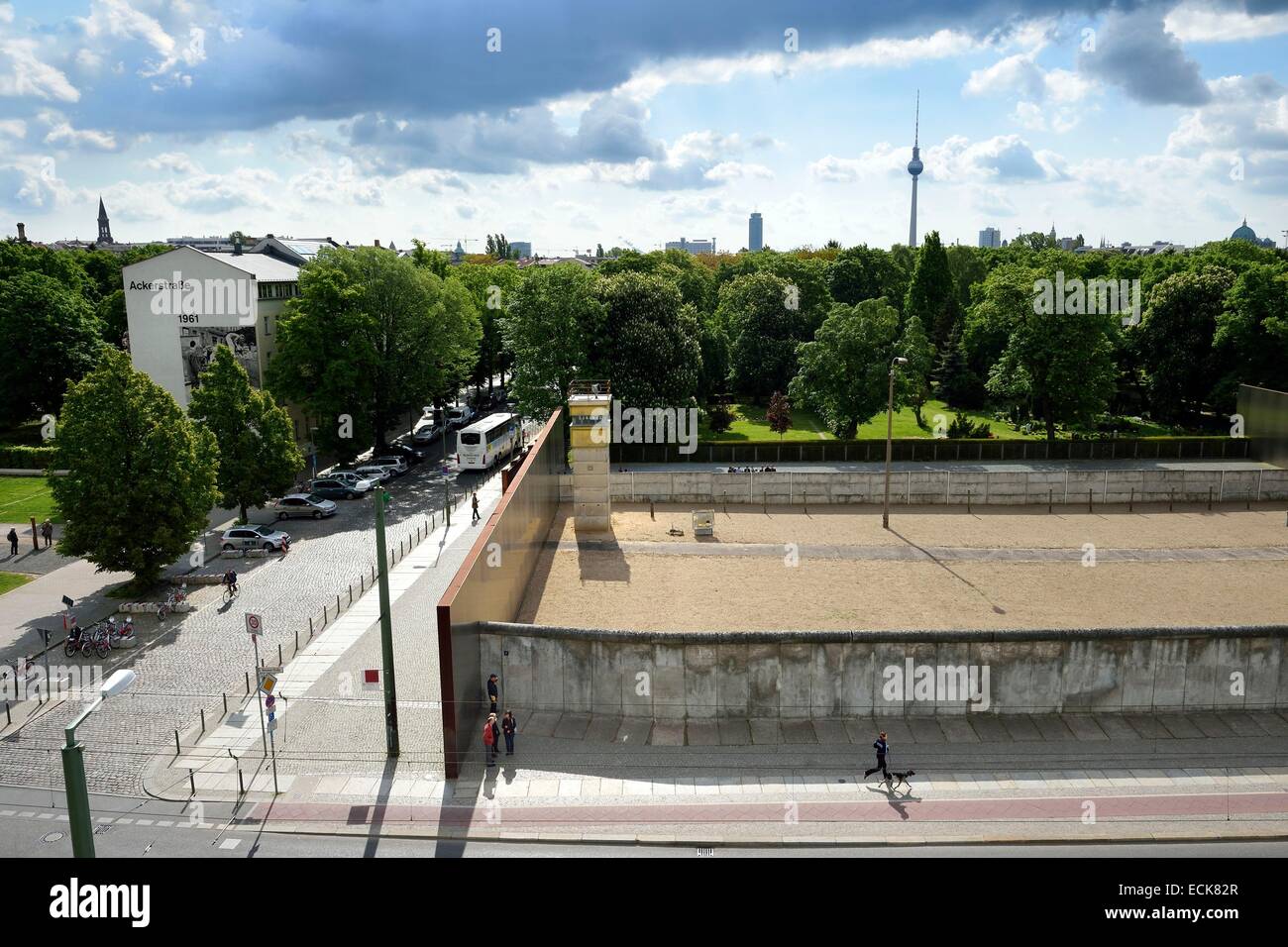 Allemagne, Berlin, Bernauer Strasse, Mémorial du Mur de Berlin (Berliner Mauer) GedenkstΣtte, dernier tronçon du Mur de Berlin encore préservée dans son intégralité avec le mur intérieur, la passerelle, la watchtower, pylônes d'éclairage, le no man's land, le signal Banque D'Images