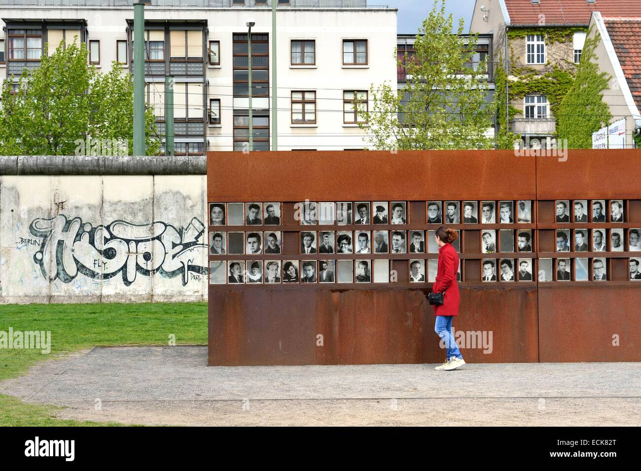 Allemagne, Berlin, Bernauer Strasse, Mémorial du Mur de Berlin (Berliner Mauer) GedenkstΣtte, das Fenster des Gedenkens (fenêtre du souvenir) où les victimes du Mur sont honorés avec leur nom et une photo-portrait Banque D'Images