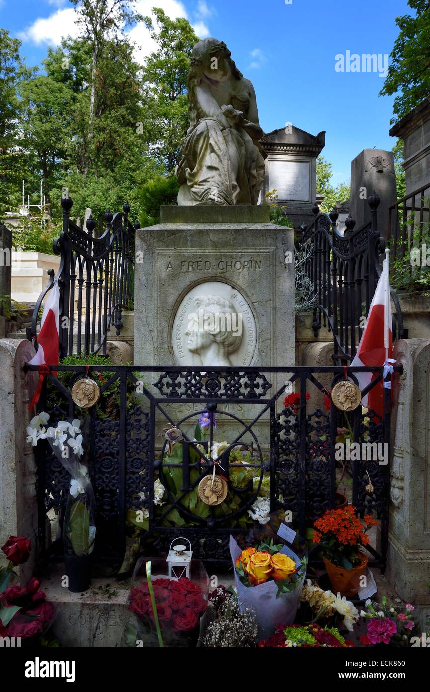 France, Paris, l'Pere-Lachaise cemetery, la tombe de Frédéric Chopin surmontée d'un black Banque D'Images