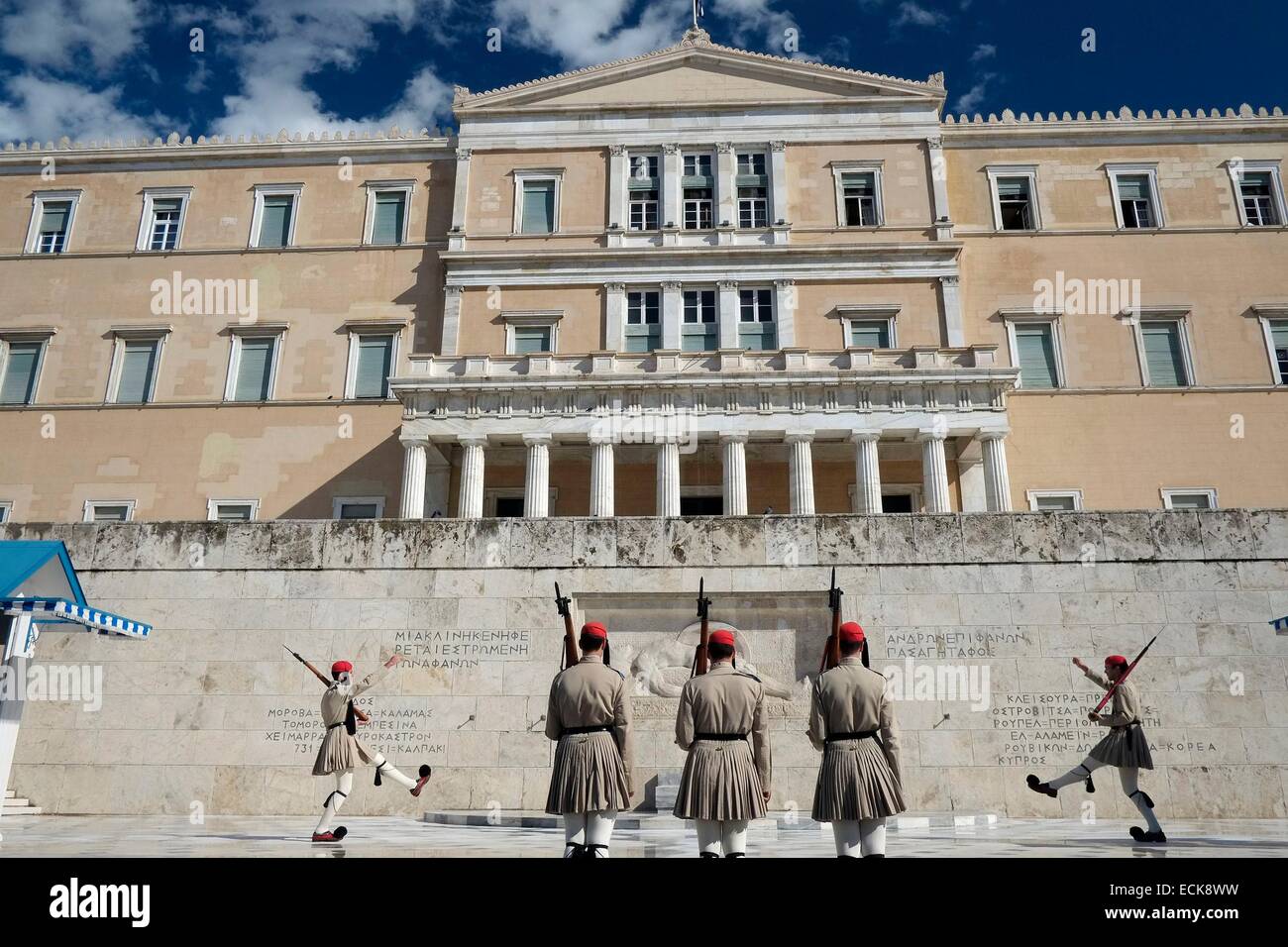 La Grèce, de l'Attique, Athènes, la Place Syntagma, la relève de la garde par les Evzones garde présidentielle sur la Tombe du Soldat inconnu devant le parlement est fait chaque heure Banque D'Images