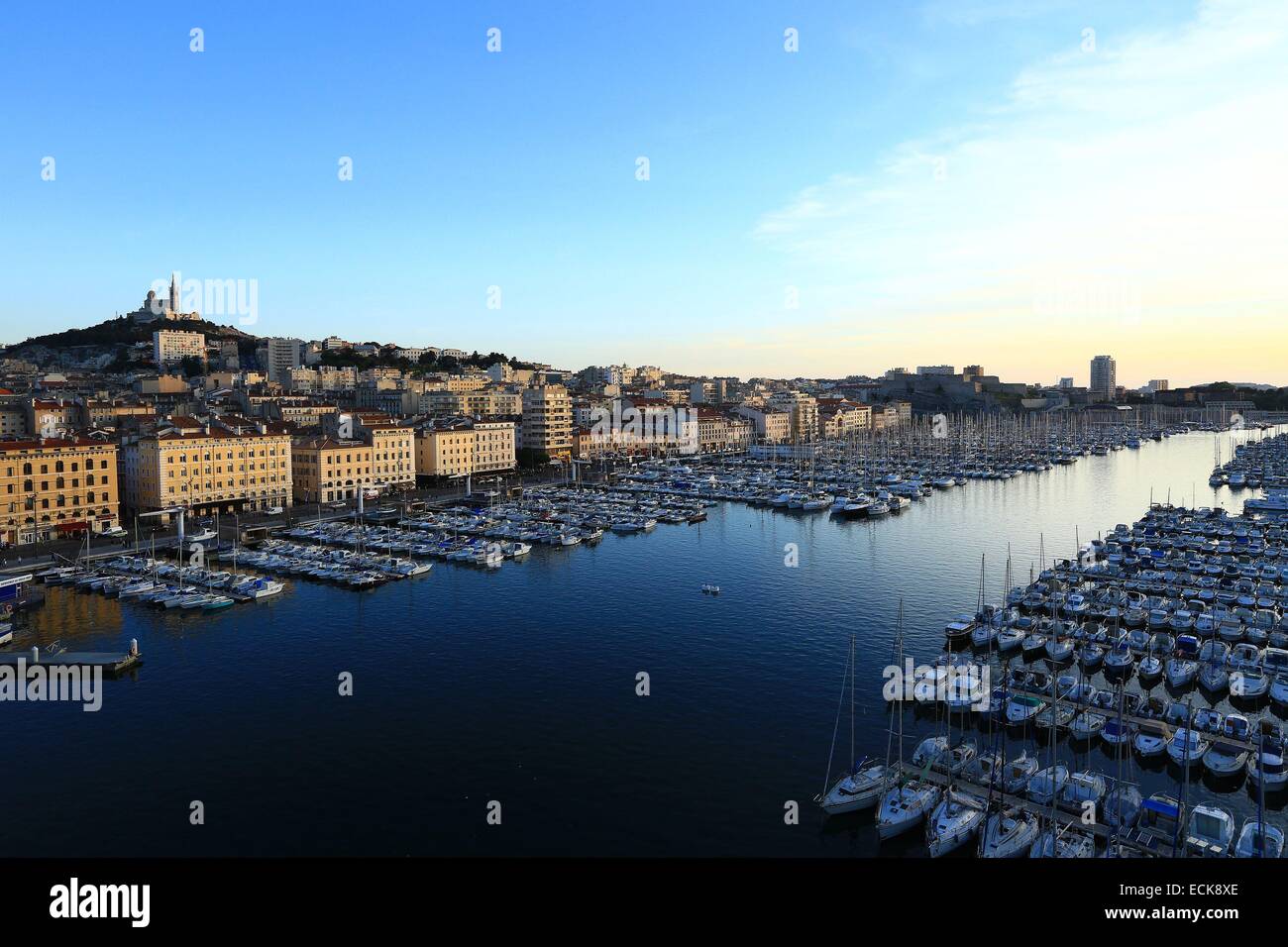 France, Bouches du Rhône, Marseille, Vieux Port, quai de Rive Neuve, Notre Dame de la garde à l'arrière-plan Banque D'Images