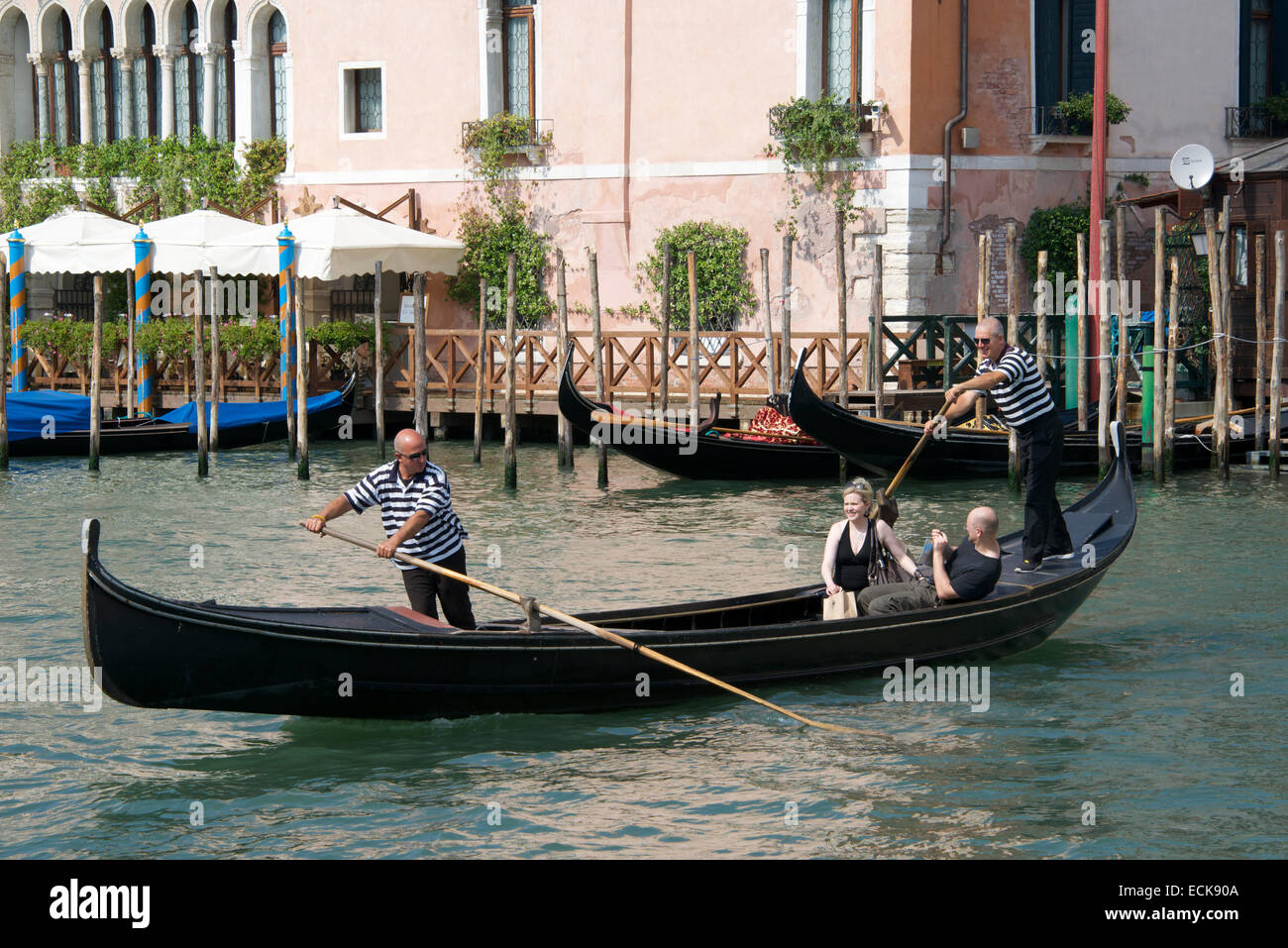 Deux gondoliers touristiques aviron gondolier Grand Canal Venise Italie Banque D'Images