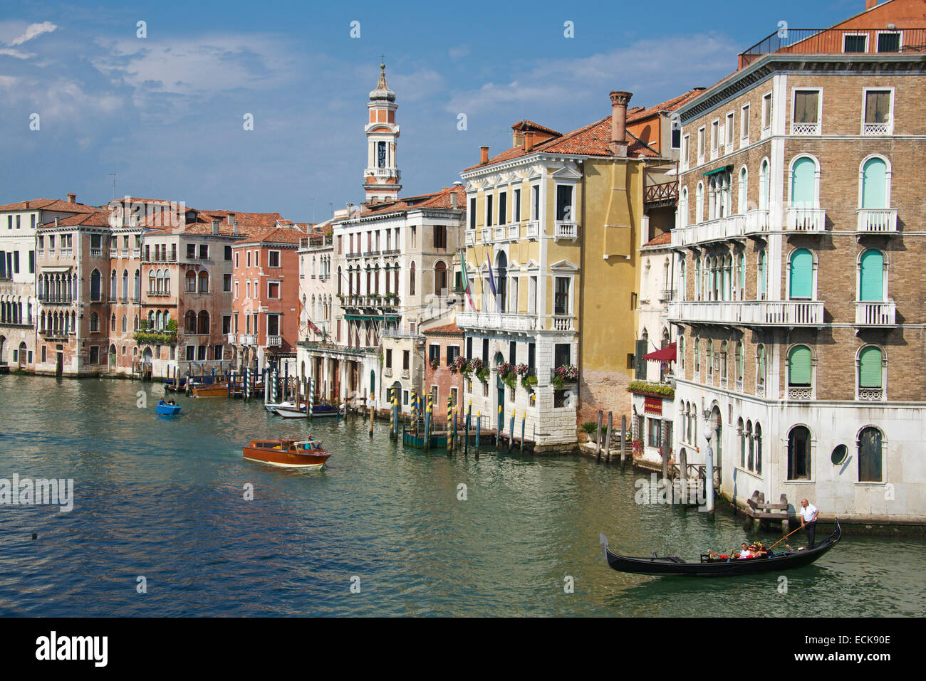 Vue sur Grand Canal de Ponte di Rialto Venise Italie Banque D'Images
