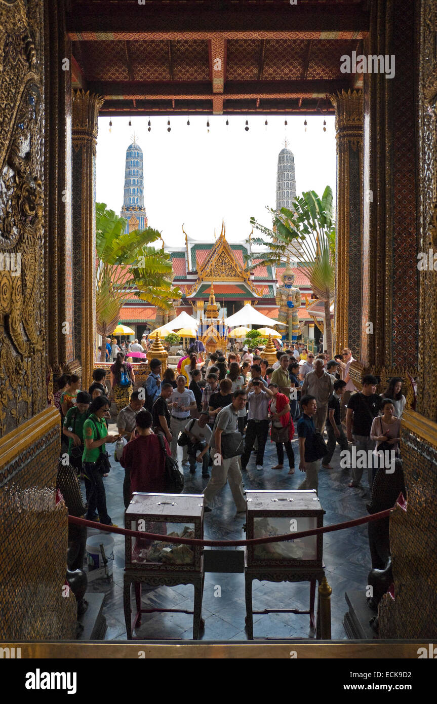 Vue verticale du Panthéon Royal à travers une porte au Grand Palais à Bangkok. Banque D'Images