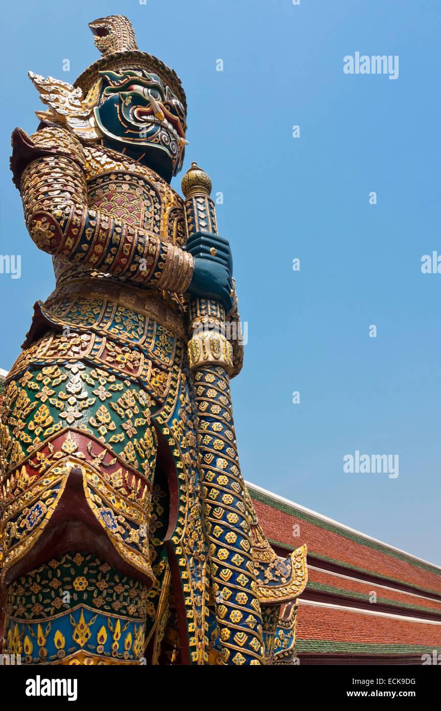 Close up vertical d'un Yaksha statue garde la passerelle sur le Grand Palais à Bangkok. Banque D'Images