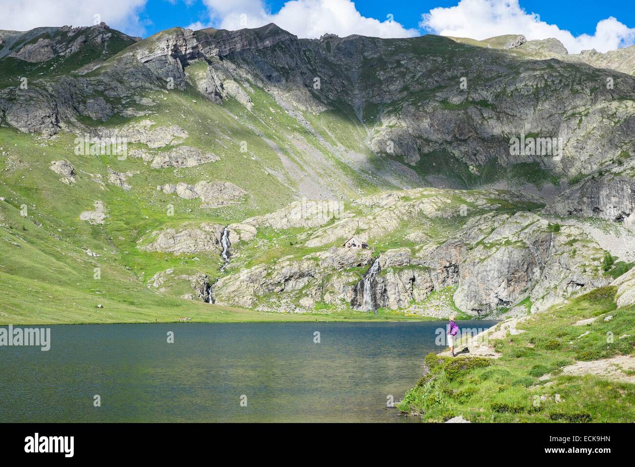 France, Alpes-Maritimes, Parc National du Mercantour, randonnées vers les lacs de Vens à partir de Saint Etienne de Tinee Vens, refuge dans l'arrière-plan (alt : 2363m) Banque D'Images