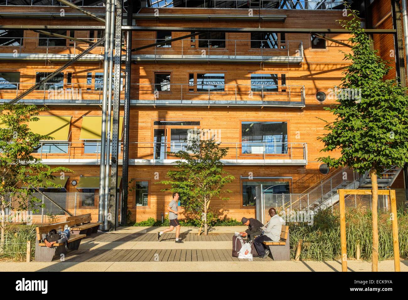 France, Paris, Halle Pajol, bâtiment à énergie positive, produit son électricité avec 3500 m2 de panneaux photovoltaïques Banque D'Images