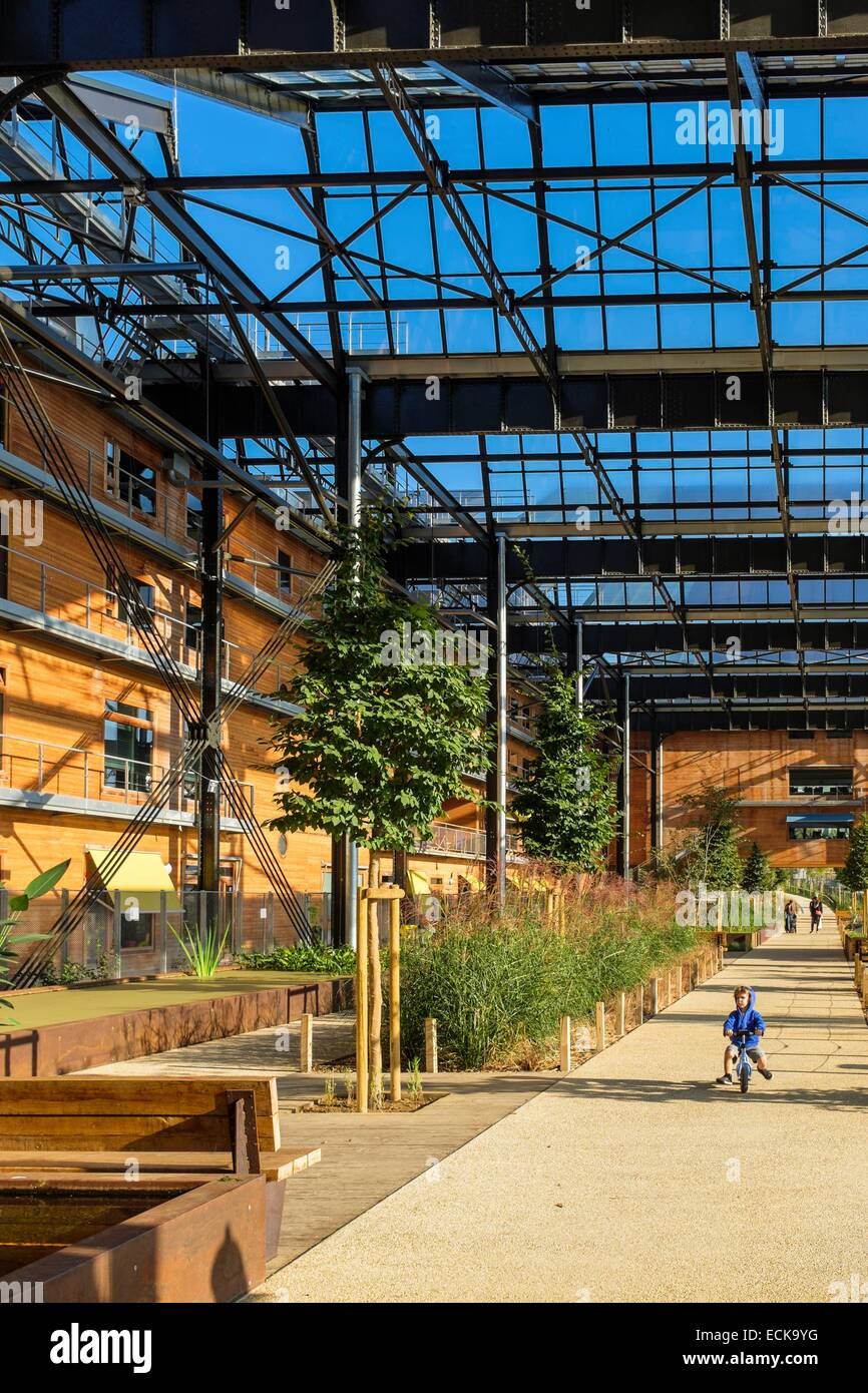 France, Paris, Halle Pajol, bâtiment à énergie positive, produit son électricité avec 3500 m2 de panneaux photovoltaïques, Rosa Luxembourg gardens Banque D'Images