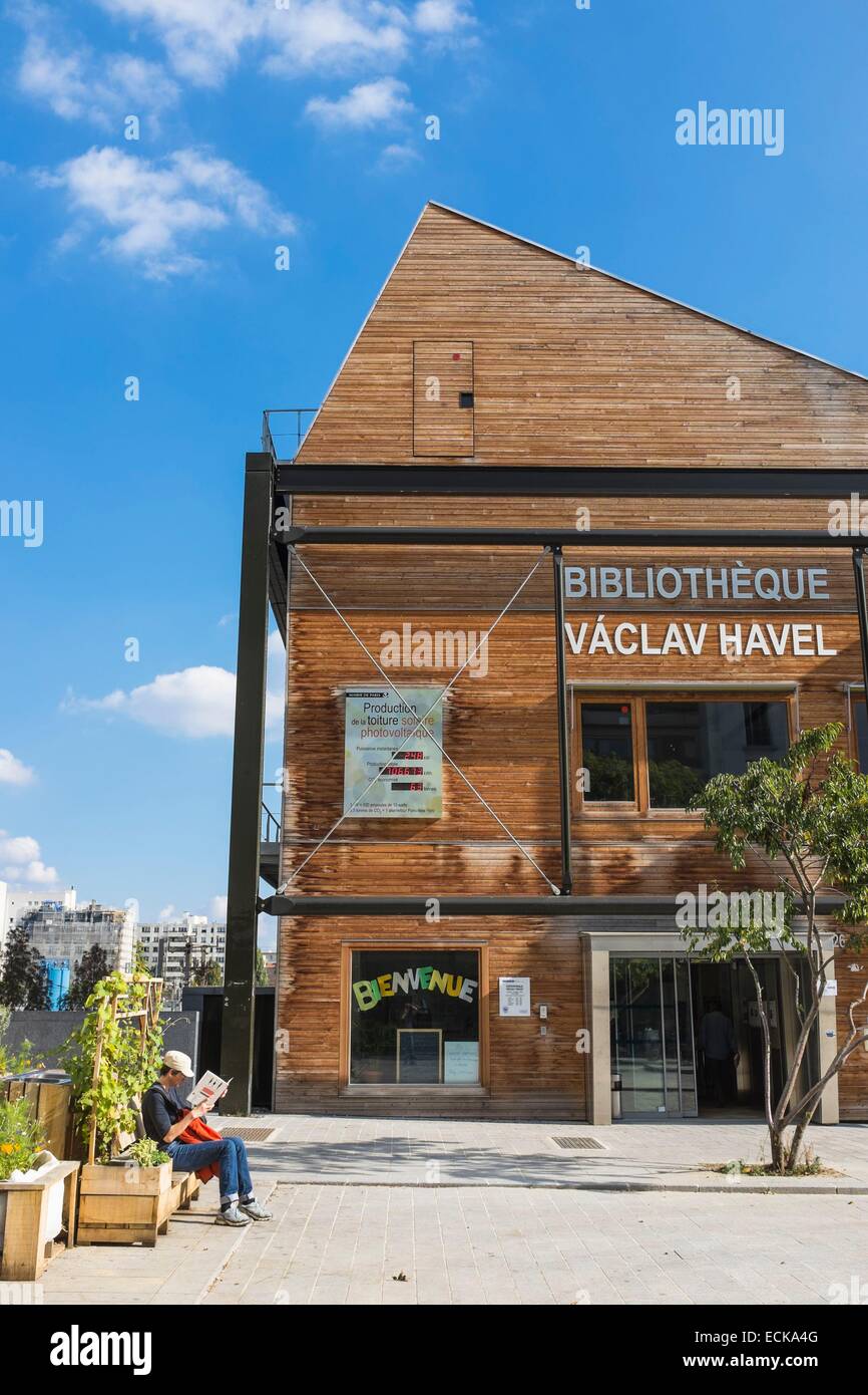 France, Paris, Halle Pajol, bâtiment à énergie positive, produit son électricité avec 3500 m2 de panneaux photovoltaïques, Vaclav Havel Library Banque D'Images