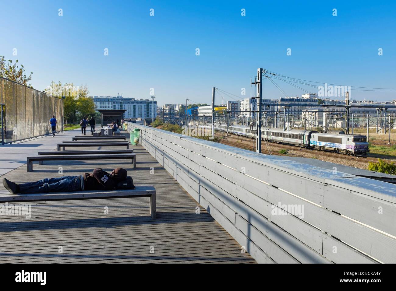 France, Paris, le chemin de fer de la Gare de l'Est, vue depuis le jardin Eole Banque D'Images