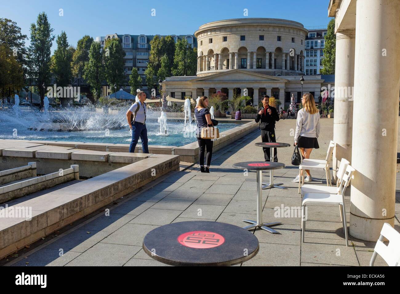 France, Paris, place de la bataille de Stalingrad, bar-restaurant 25░ Est, Villette rotonde par l'architecte Claude Nicolas Ledoux en arrière-plan Banque D'Images
